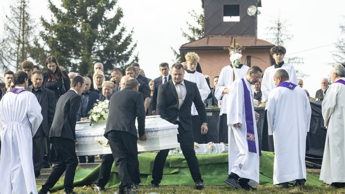 image:Image Dívka byla pohřbena v bílé rakvi.
