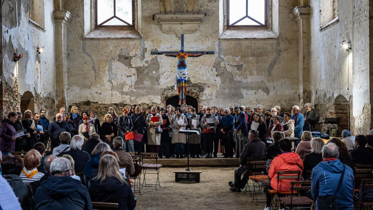 image:Image Tradiční Svatohubertská mše svatá se konala 11. října v Kyjovské kapli, která se nachází uprostřed lesa. Desítky věřících si tak připomněly svátek svatého Huberta, patrona myslivců a ochránce přírody. Bohoslužbu celebroval P. Filip Zdeněk Lobkowicz OPraem.