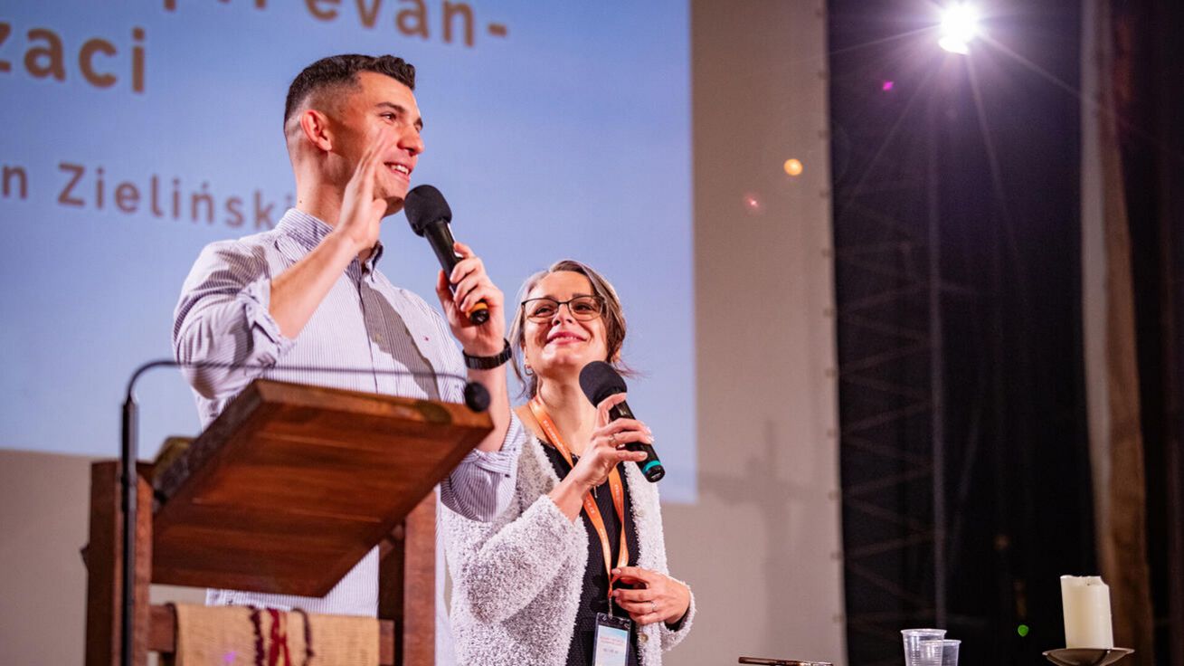 image:Image Předchozí konference se konala v roce 2024 v Praze. Hlavním řečníkem byl Marcin Zieliński. Snímek
