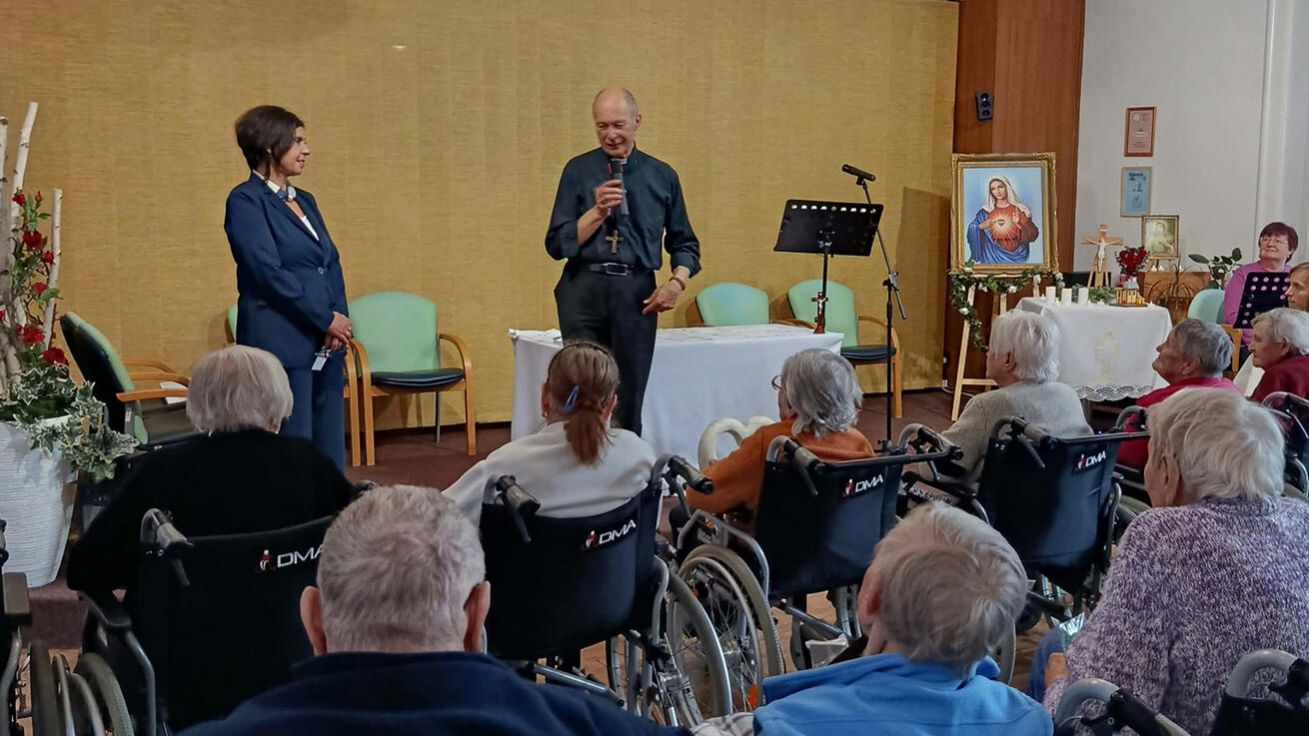 image:Image Při besedě biskup Basler mluvil také o své nedávné cestě do Lurd.
