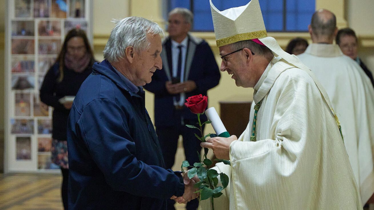 image:Image Předání ocenění dlouholetému kostelníkovi Miloslavu Falharovi.