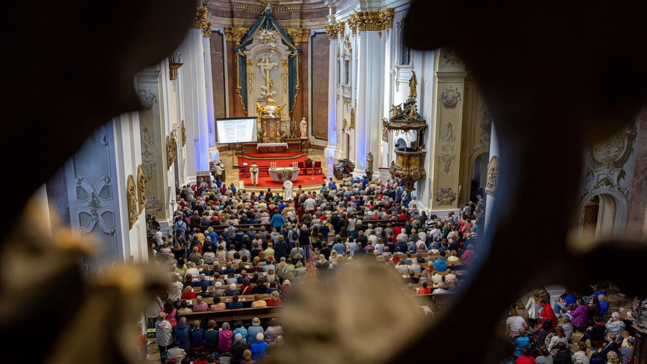 image:Image Někdo jen „splní svou nedělní povinnost“. Pro budování skutečného společenství je to ale zoufale málo.