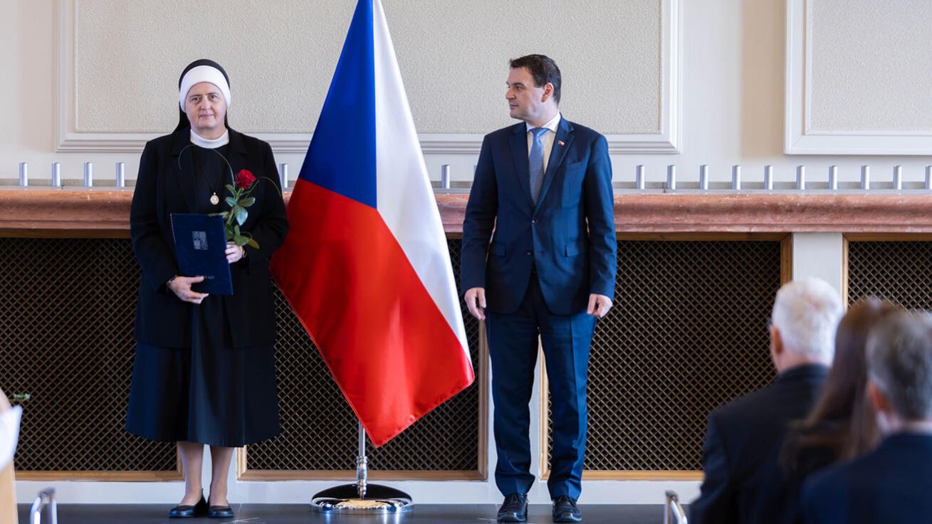 image:Image Sestra Vojtěcha Fialová po předání ceny.