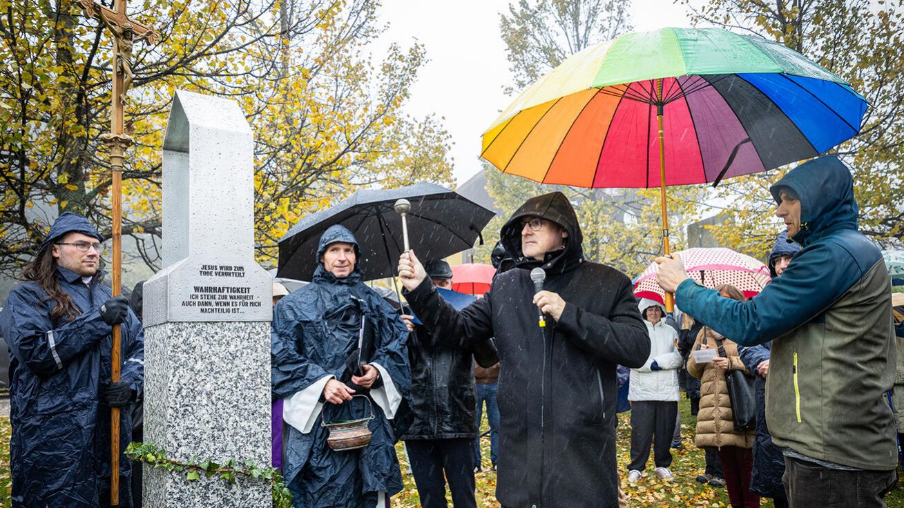 image:Image Slavnostní požehnání Křížové cesty smíření provázelo deštivé podzimní horské počasí.