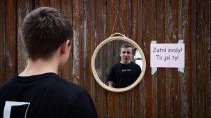 Bůh se dívá jinýma očima image:Image Bůh se dívá jinýma očima