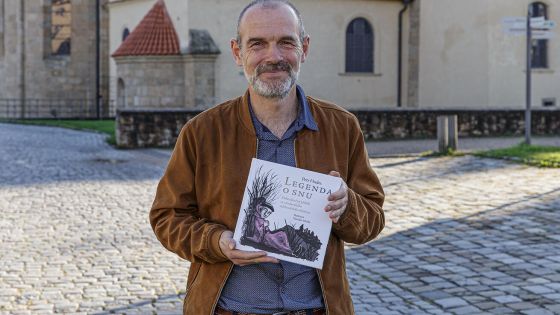 image:Image „V krajině Slovácka, šohajů a vínečka najednou seriózní, monumentální architektura. I proto jsem si Velehrad zamiloval,“ vysvětluje Petr Hudec, který jinak provází v Květné zahradě v Kroměříži. Obě místa přibližuje také ve svých knihách dětem.
