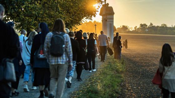 image:Image Průvod šel prastarou poutní cestou, kterou komunisti rozorali. Po revoluci se ji podařilo obnovit a během sezony slouží i turistům nebo cyklistům.