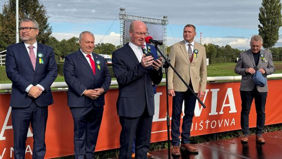 image:Image Koním a jezdcům Velké pardubické požehnal v neděli 11. října v Pardubicích na začátku dostihového dne Prokop Brož, pomocný biskup královéhradecký. Tradičně přidal pár slov i P. Zbigniew Czendlik, lanškrounský děkan.