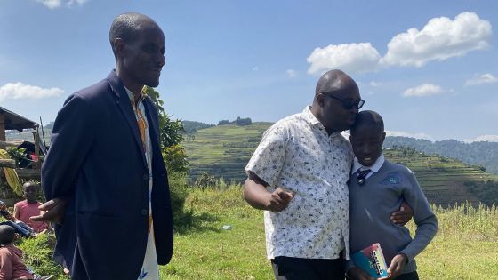 image:Image Také tohoto katechistu (vlevo) z ugandské horské vesnice Kiyebe podpořila loňská misijní sbírka. Jeho syn se chce stát knězem a velkou oporou je mu generální vikář John Vianney Sunday.