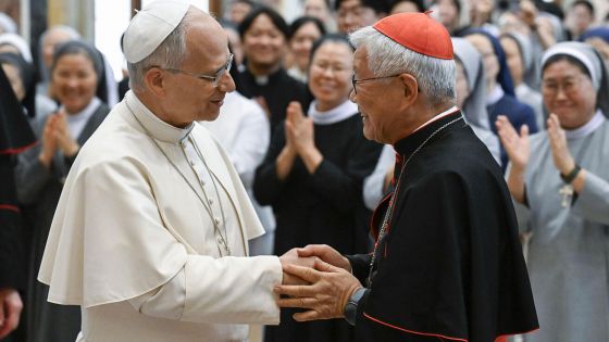 image:Image Papež se přivítal s jihokorejským kardinálem Lazarem Ju Hung-sikem, který vede Dikasterium pro klérus, a s korejskými řeholníky a řeholnicemi, kteří působí v Římě.