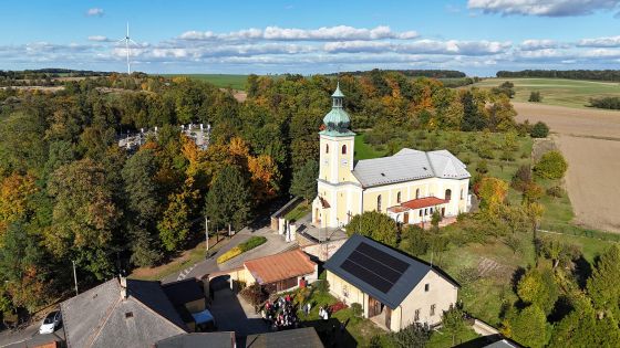 image:Image Fotovoltaiku na střeše farní stodoly v Oldřišově požehnal v úterý 13. října biskup Martin David.