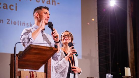 image:Image Předchozí konference se konala v roce 2024 v Praze. Hlavním řečníkem byl Marcin Zieliński. Snímek