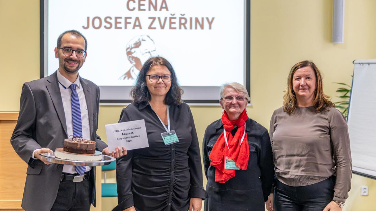 image:Image Oceněný Adam Zeman, předsedkyně ČSKT Zuzana Svobodová a emeritní docentka Teologické fakulty JU Ludmila Muchová.